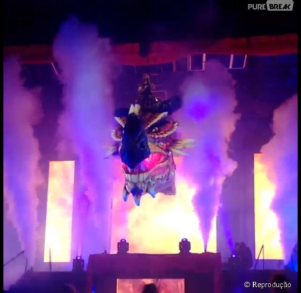 Ludmilla entrou no palco montada em um dragão na turnê "Poder da Preta"