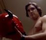 Pete (Diego Boneta) aparece suspeito com a máscara do psicopata de &quot;Scream Queens&quot; na mão