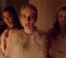 Katherine (Ariana Grande) está sempre ao lado de Chanel (Emma Roberts) em &quot;Scream Queens&quot;