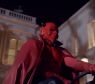 O psicopata passa por cima da cabeça das meninas que estão enterradas no chão em &quot;Scream Queens&quot;
