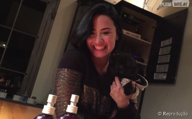 Demi Lovato surge sem maquiagem em vídeo ao comemorar 1 ano de sua marca de produtos para a pele