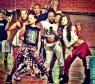 Selena Gomez publicou uma foto na qual ela ensaia com seus dançarinos