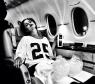 Selena Gomez mostra um momento de relaxamento no avião
