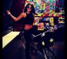 Selena Gomez exibe seu corpão enquanto anda de bicicleta!