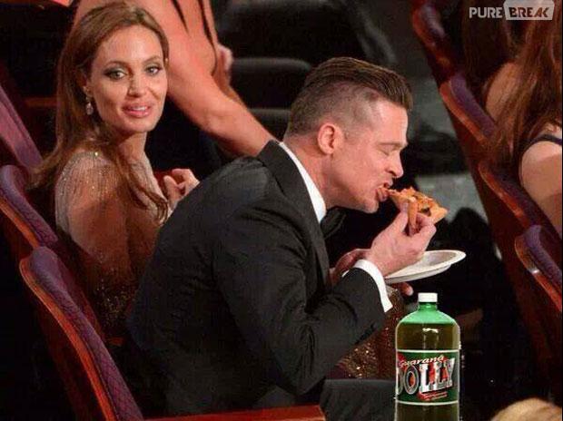 Brad Pitt flagrado comendo pizza ao lado de Jolie na cerimônia já virou meme