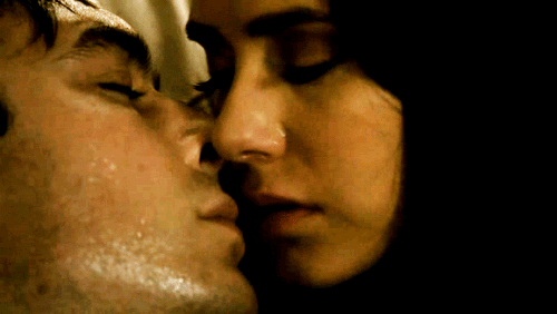 Beijo de Damon e Elena