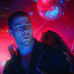 Nick Jonas sensualiza no clipe de "Remember I Told You" com Anne-Marie e Mike Posner