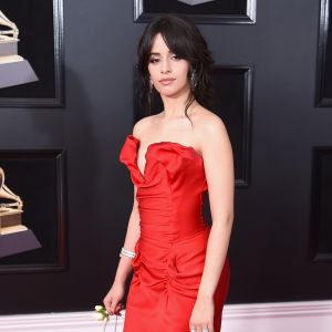 Camila Cabello, Selena Gomez, Lauren Jauregui e mais artistas que arrasam de vestido vermelho!
