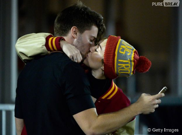 Miley Cyrus é fotografada aos beijos com Patrick Schwarzenegger