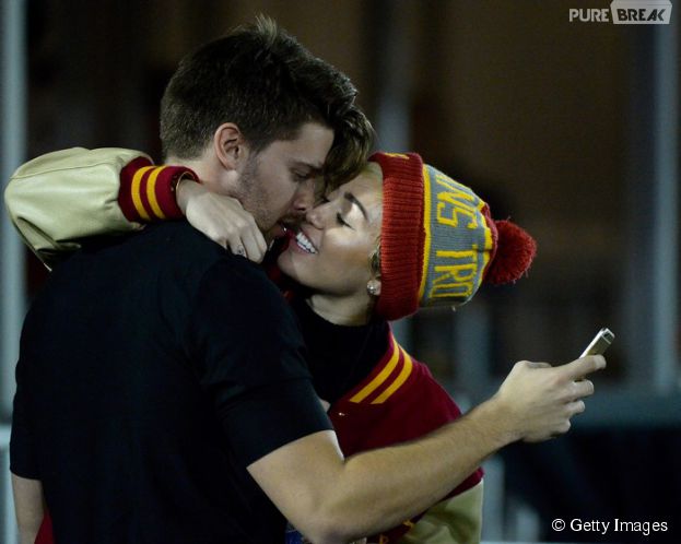 <p>Em um jogo de futebol em Los Angeles, Miley Cyrus e Patrick Schwarzenegger foram fotografados aos beijos</p>