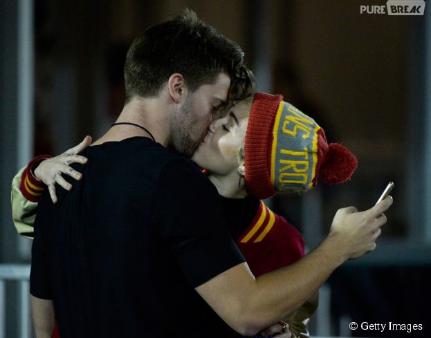 <p>O casal parecia muito apaixonado, enquanto Patrick Schwarzenegger fotografava os beijos com a amada Miley Cyrus</p>