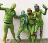 Para um cospobre de "Tartarugas Ninja", você só precisa de alguns rolos de fita verde