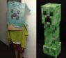 O monstro do game "Minecraft" chamado Creeper tambpem foi adaptado para um cospobre com caixa de papelão e uma toalha