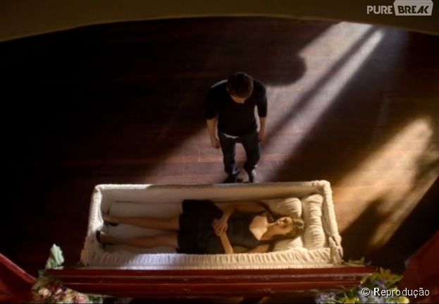 Em "The Vampire Diaries", Elena (Nina Dobrev) ficou dentro de um caixão até acordar