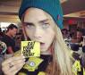  O estilo despojado de Cara Delevingne combina muito com ela. A gata n&amp;atilde;o precisa de maquiagem pra nada 