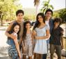 Clara (Luana Marquezine) é a irmã da jovem Helena (Julia Dalavia) na primeira fase de "Em Família"