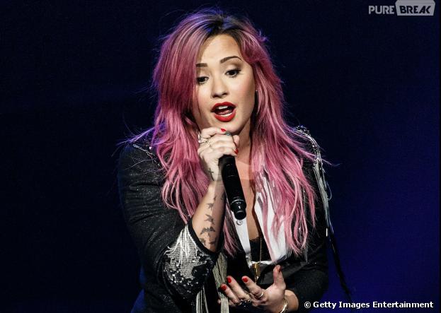 Demi Lovato se diverte no primeiro show da "The Neon Lights Tour"