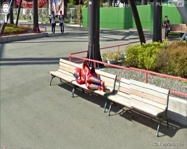 Jiraya dormindo no banco da praça.