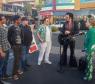Angélica encontrou com o sósia de Elvis em Las Vegas, EUA, na gravação do "Estrelas"
