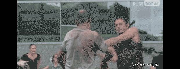 Daryl arrancando a cabeça do zumbi