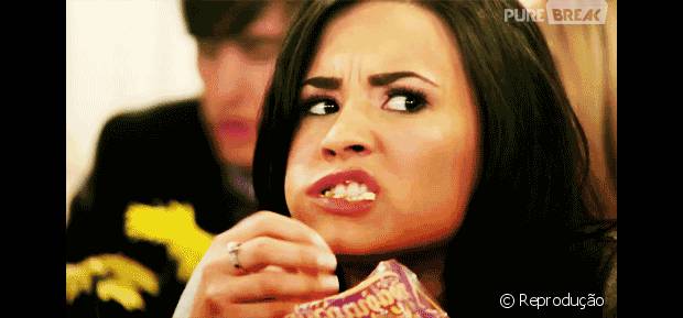 http://static1.purebreak.com.br/articles/2/11/50/2/@/56978-demi-lovato-comendo-pipoca-para-livrar-620x0-1.jpg