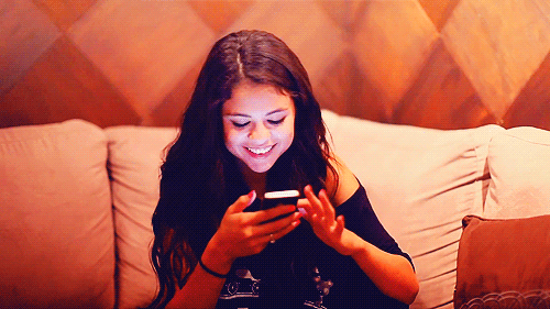 Selena Gomez usando Whatsapp
