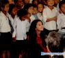 <p>Selena Gomez fez a alegria da crian&ccedil;ada do Nepal</p>