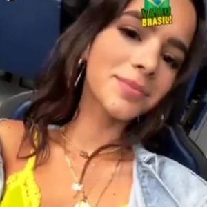 Bruna Marquezine torce por Neymar Jr. na Rússia usando sutiã amarelo