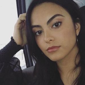 Camila Mendes aparecerá com novo visual no próximo episódio de "Riverdale"!