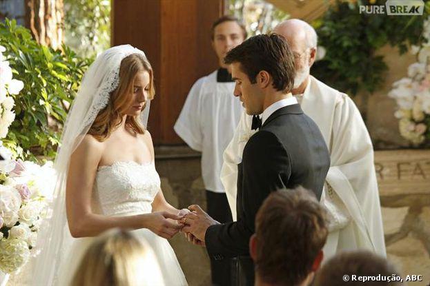 Daniel (Joshua Bowman) e Emily (Emily VanCamp) trocam alianças em "Revenge"