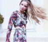 Giovanna Chaves, de &quot;Cúmplices de um Resgate&quot;, joga o cabelo para mostrar look!