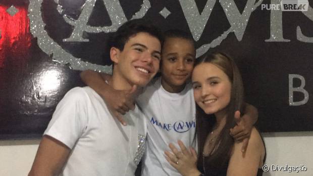 Larissa Manoela conhece fã com leucemia: "Prazer enorme"