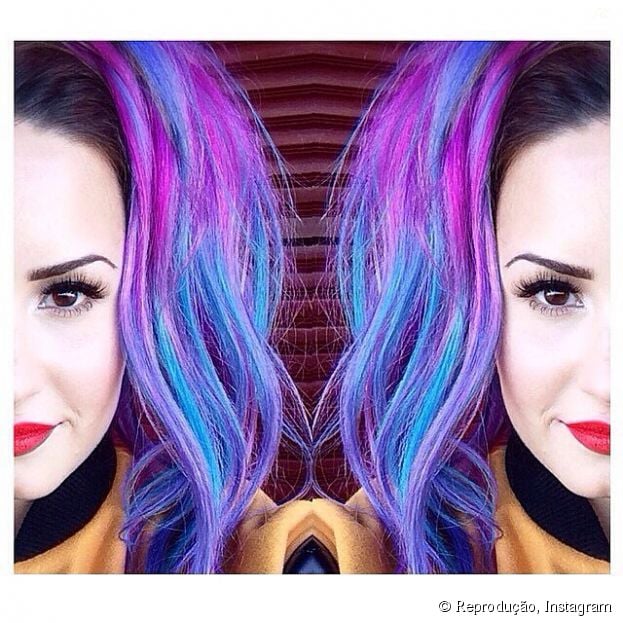Demi Lovato surpreende fãs ao aparecer com apliques coloridos no cabelo!
