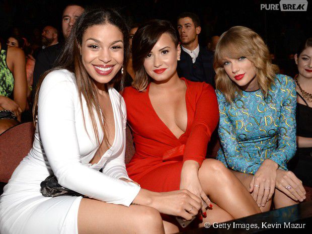 Demi Lovato ao lado das amigas Taylor Swift e Jordan Sparks