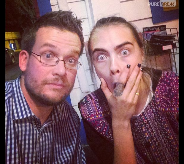 John Green posta foto ao lado de Cara Delevingne, em set de "Cidades de Papel"