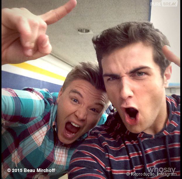 Brett Davern mostra o dia a dia no set 