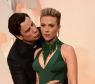 <p>Scarlett Johansson preferia estar morta a receber um beijo de John Travolta, no tapete vermelho do Oscar 2015</p>