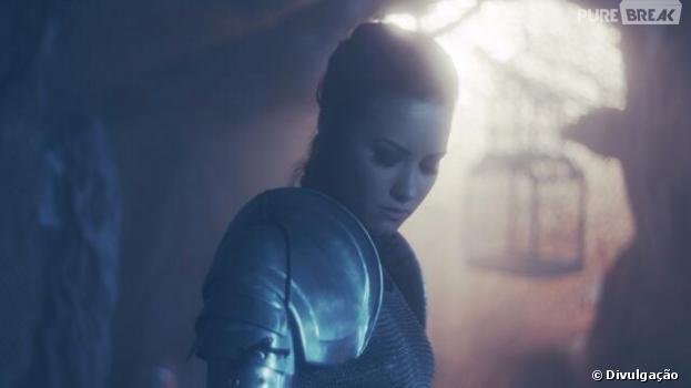 Demi Lovato surge como uma guerreira em foto para a "The Neon Lights Tour"