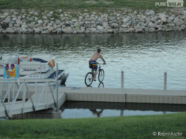 Andando de bicicleta sobre a água