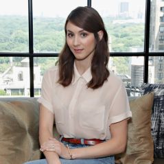Ex-"Pretty Little Liars", Troian Bellisario é fotografada com barriga de grávida à mostra