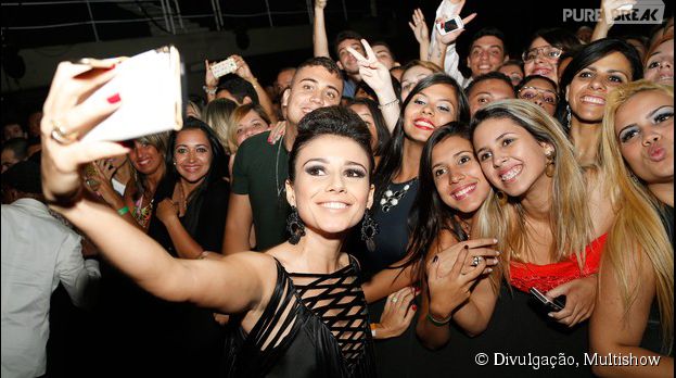 Paula Fernandes vai até a platéia só para fazer um selfie com os fãs: Uma fofa, não é mesmo?