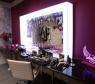 O camarim de Anitta no "Sai do Chão" foi todo decorado com as cores prediletas dela e teve até um abajur de LED personalizado com o nome da estrela!