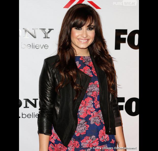 Lá na época de "Camp Rock", Demi Lovato usava franjinha e cabelo castanho!