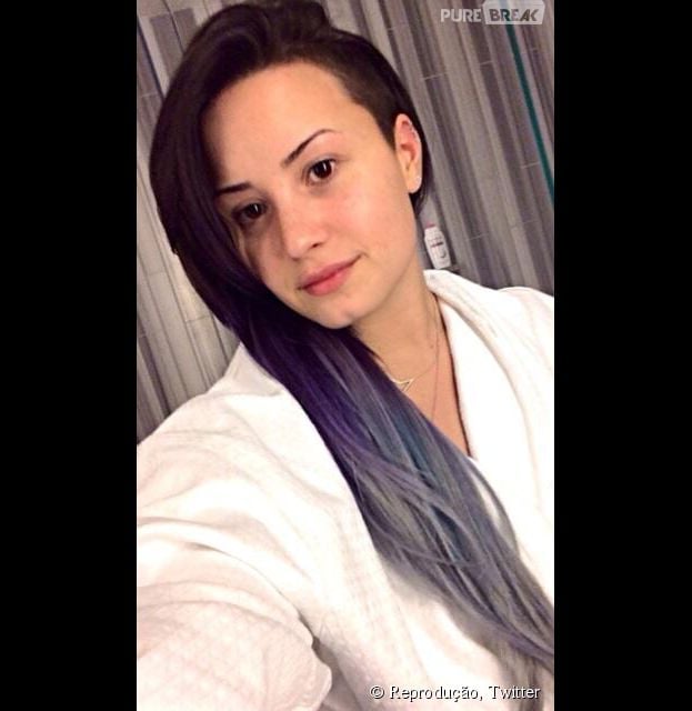 Demi Lovato muda a cor do cabelo de novo e agora investe no roxo