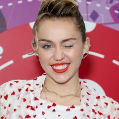 Miley Cyrus deleta fotos em que aparece fumando maconha do Instagram