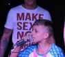 No clipe da música &quot;Dom Dom Dom&quot;, o cantor aparece com a cabeça raspada e cheia de quadradinhos