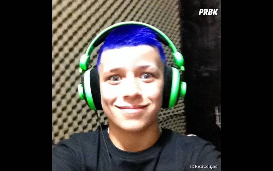 MC Pedrinho de cabelo azul? Gente, esse menino não para