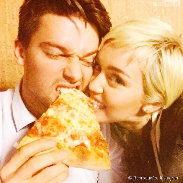 Miley Cyrus e Patrick Schwarzenegger assistem ao 40º programa do "Saturday Night Live" juntos e postam foto no Instagram