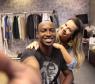 Antes de comandar o palco do programa "Sai do Chão", Thiaguinho recebeu carinho de sua noiva Fernanda Souza