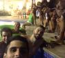 Neymar reuniu a galera em uma piscina e fez uma festinha na madrugada desta quinta-feira, 26 de dezembro de 2013
